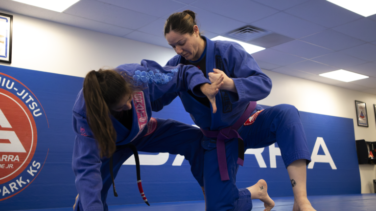 womans training jiu-jitsu